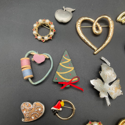 Vintage & Modern Brooch Jewelry Lot of 20 Hearts Holiday Sewing Novelty 208g
