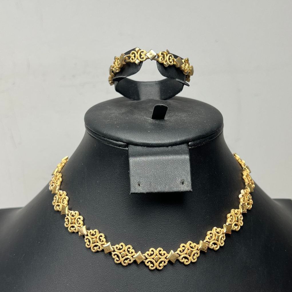 Vintage Avon Precious Pretenders Gold Tone Necklace and Bracelet