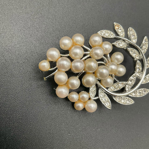 Vintage Lisner Silver Tone Faux Pearl & Rhinestone Floral Wreath Brooch Pin