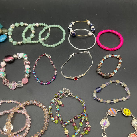 Mixed Costume Jewelry Lot 25+ Bracelets Beaded Stretch Bangle Charm Vintage Boho