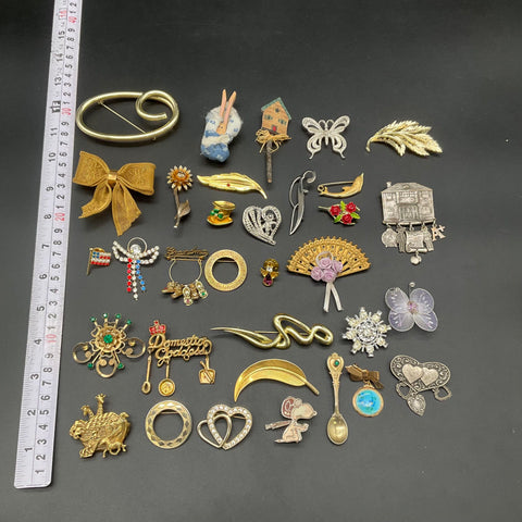 Vintage Costume Jewelry Brooch Lot 0.6 lbs Rhinestone Enamel Figural 30 Pieces