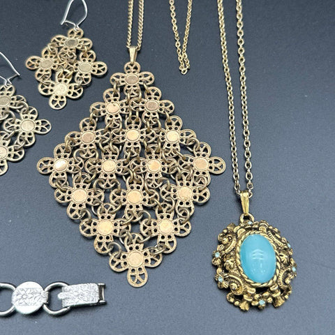 Vintage Retro Sarah Coventry Jewelry Lot 15 Brooches Necklaces Watch