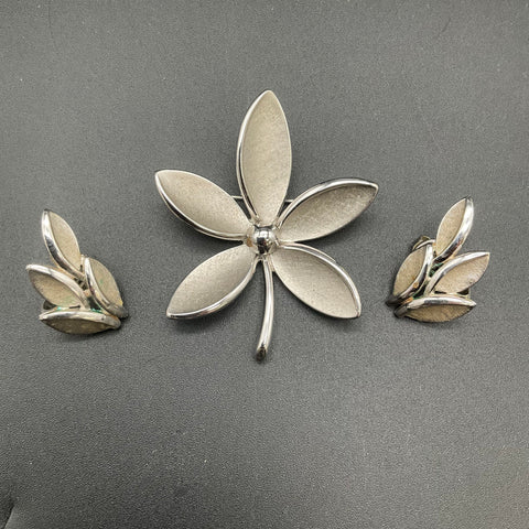 Vintage Crown Trifari Silver Tone Brushed Leaf Flower Demi Parure Brooch Earring