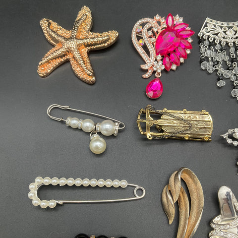 Vintage to Modern Costume Jewelry Brooches & Pins Lot 0.57 lbs Rhinestone Cameo