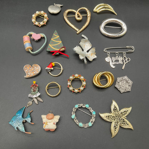 Vintage & Modern Brooch Jewelry Lot of 20 Hearts Holiday Sewing Novelty 208g