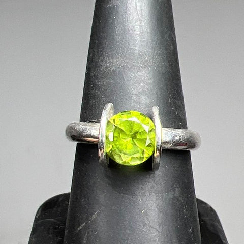Sterling silver Green Gemstone Ring Size 7.5 4.5g