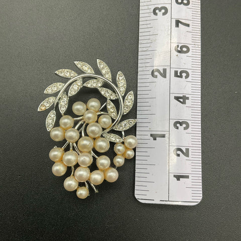 Vintage Lisner Silver Tone Faux Pearl & Rhinestone Floral Wreath Brooch Pin