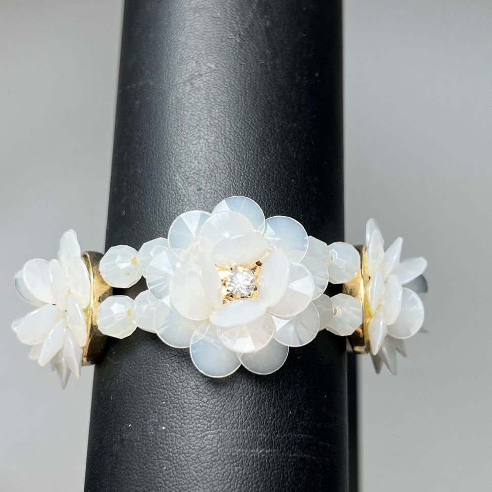 White Multifaceted Beaded Floral Stretch Bracelet