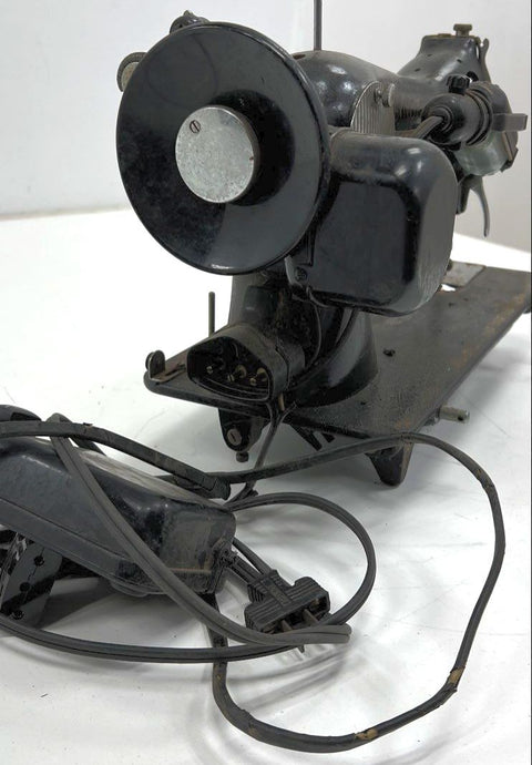 Vintage Singer Model 15 Sewing Machine Black 1947 AH104683