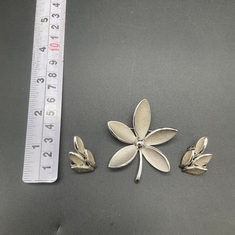Vintage Crown Trifari Silver Tone Brushed Leaf Flower Demi Parure Brooch Earring