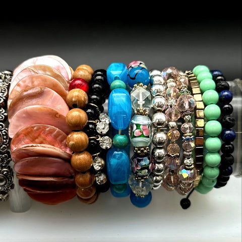 Mixed Costume Jewelry Lot 1.2 Lbs 23 Bracelets Beaded Shell Glass Multi-Style