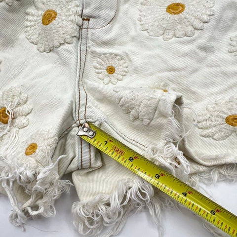 BLANKNYC Women's The Perry Mom Short Cream Embroidered Daisy Floral Sz 26