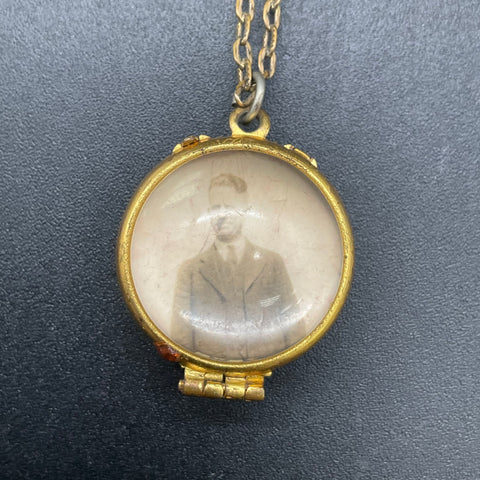 Antique/Vintage Gold Tone Round Photo Locket Pendant Necklace Portrait 23-Inch