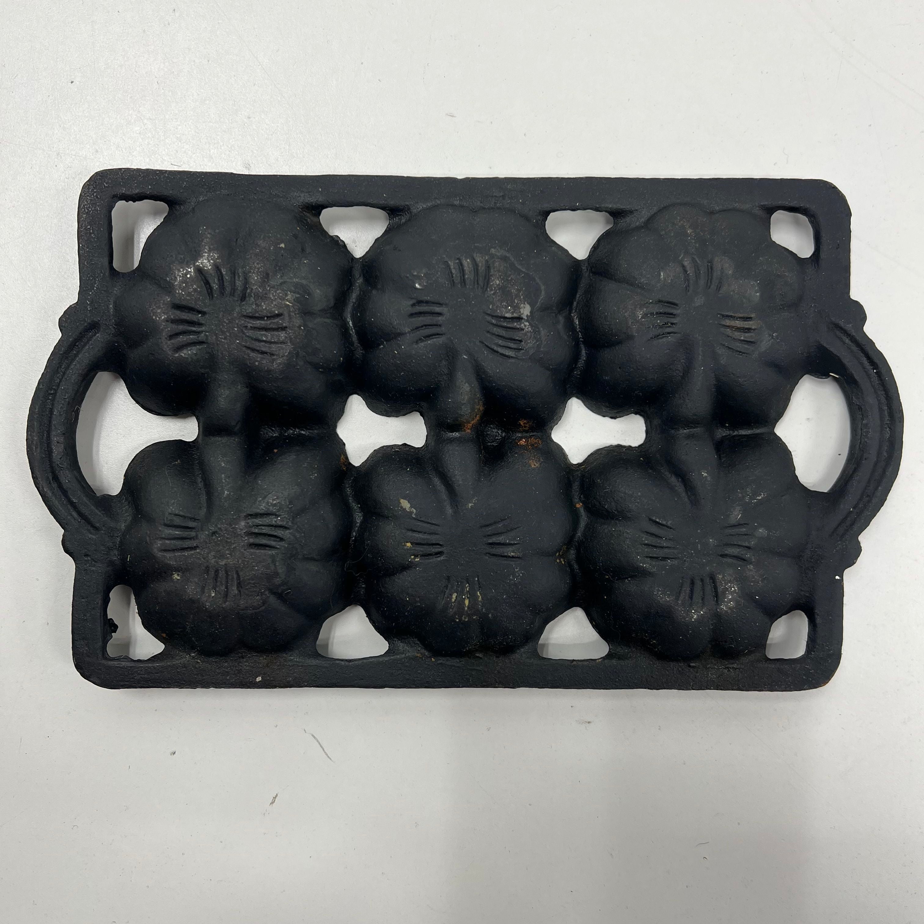 Vintage Cast Iron Gem Pan Four Leaf Clovers 6 Slots 8"