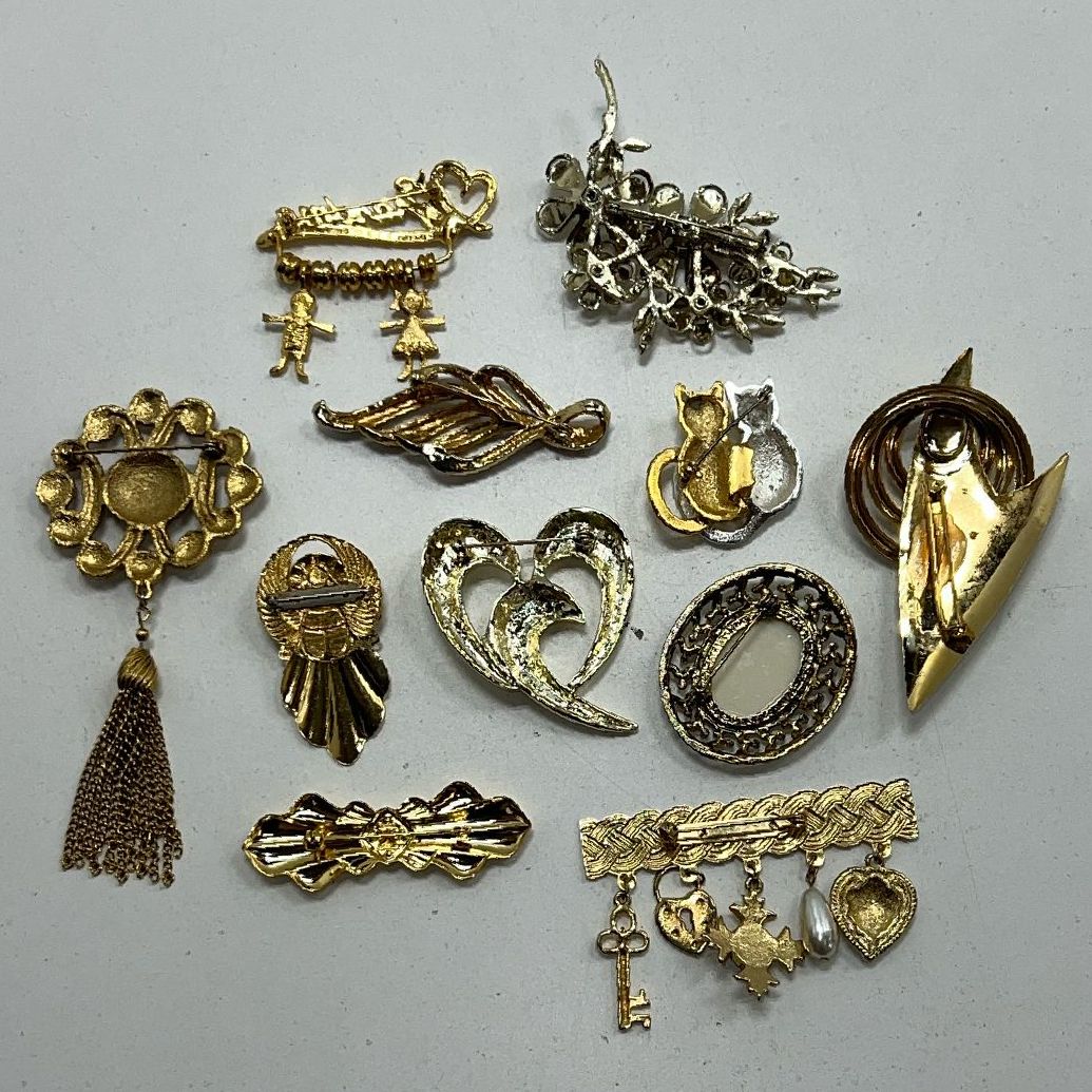 Lot Of Gold Tone Vintage Style Floral Jewelry Pins And Brooches