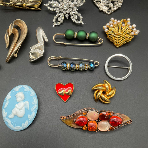 Vintage to Modern Costume Jewelry Brooches & Pins Lot 0.57 lbs Rhinestone Cameo