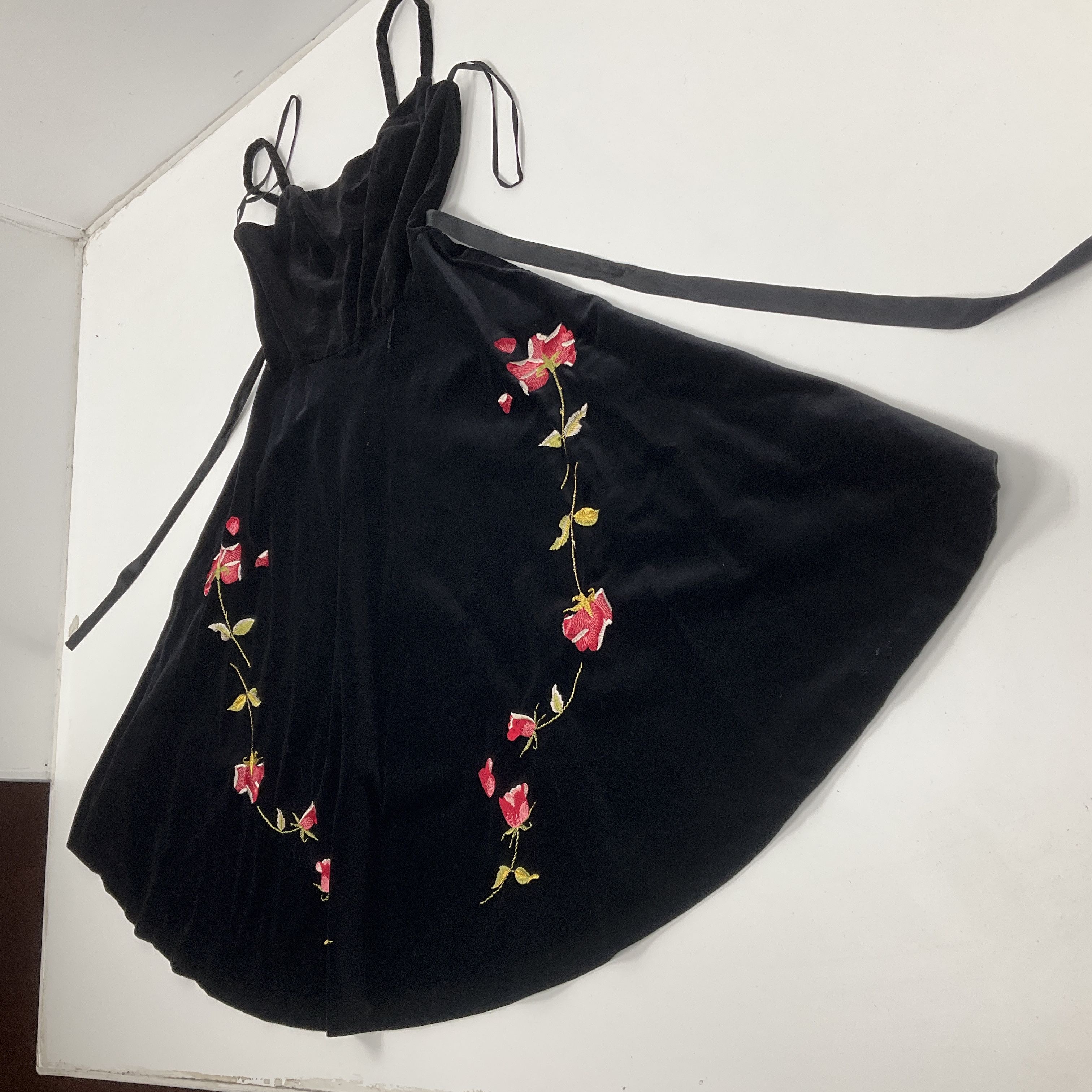 Vintage Baltazar by Mario Baltazar Black Velvet Dress w/ Embroidered Roses Sz 6