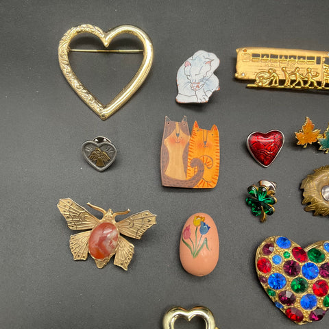 Vintage Costume Jewelry Lot 17 Brooches Pins Hearts Animals Gold Silver Tone