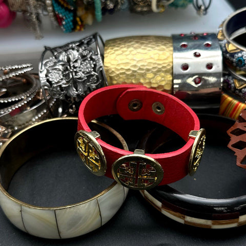 Mixed Costume Jewelry Lot 40+ Bracelets Bangles Cuffs Beaded Leather Hawaii