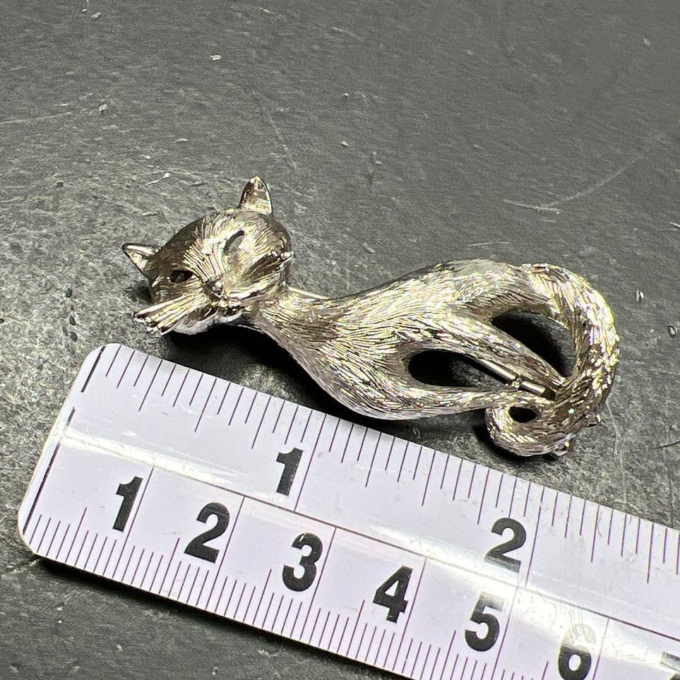 Monet Silver tone Sitting Cat Textured Brooch 13.8g