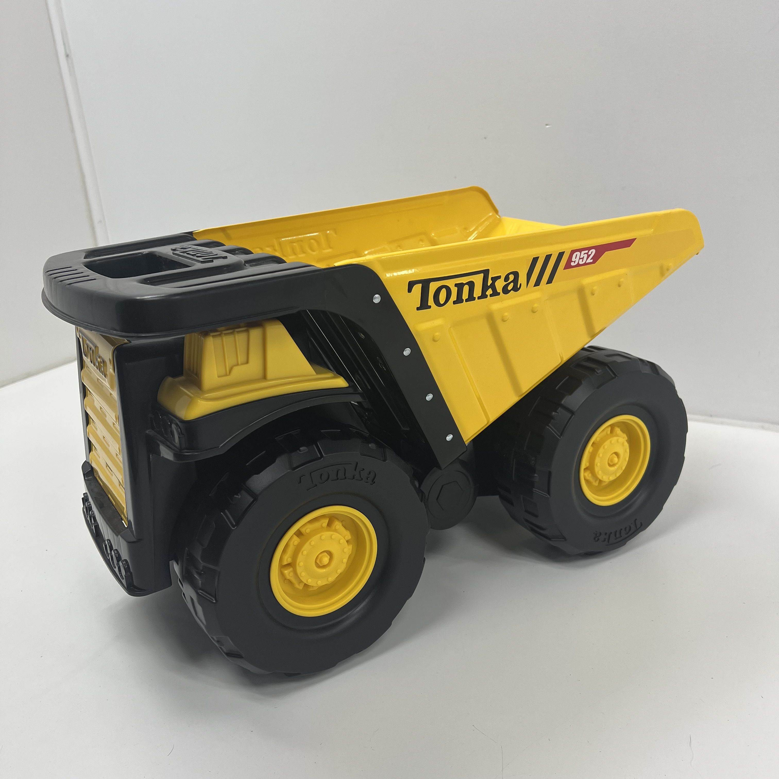 Tonka 952 Steel Classic Mighty Dump Truck 2020 Yellow Black Steel Sturdy Plastic