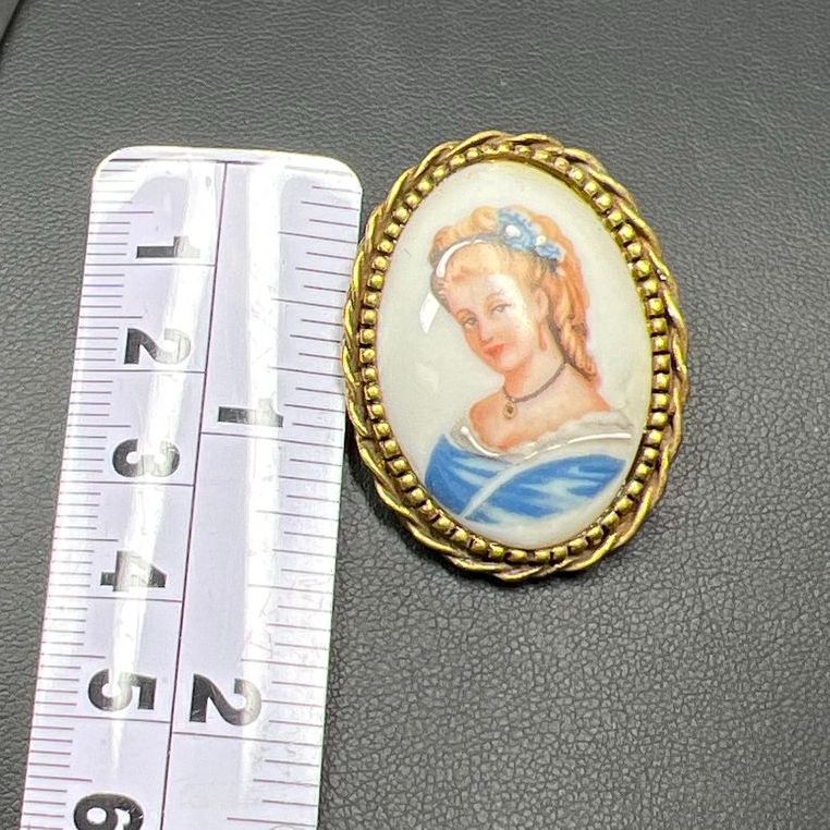 Vintage Goldette Limoges Hand Painted Porcelain Lady Brooch 13.89g