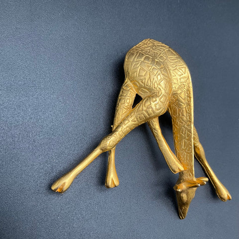 Vintage Gold Tone Large Drinking Giraffe Brooch Pendant Figural Animal Jewelry