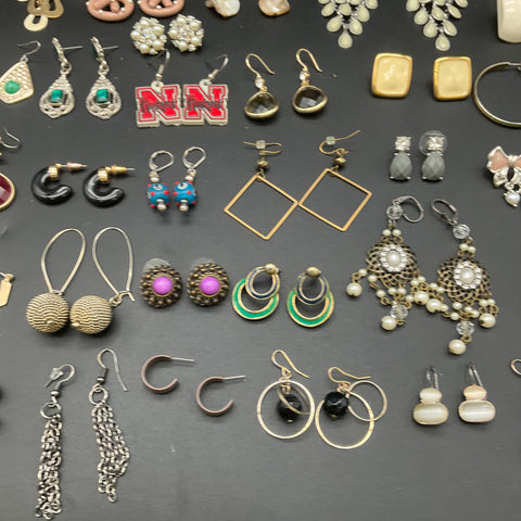 Vintage & Fashion Costume Jewelry Lot 38 Pairs Earrings Hoops Dangles Studs