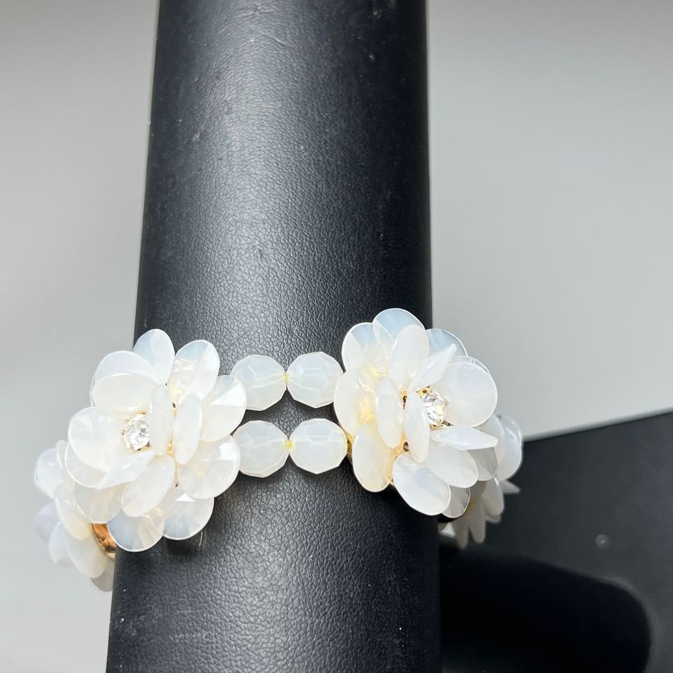 White Multifaceted Beaded Floral Stretch Bracelet