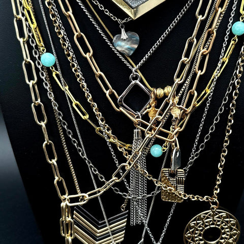 Mixed Costume Jewelry Lot 20+ Fashion Necklaces Gold & Silver Tone Pendants