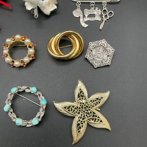 Vintage & Modern Brooch Jewelry Lot of 20 Hearts Holiday Sewing Novelty 208g