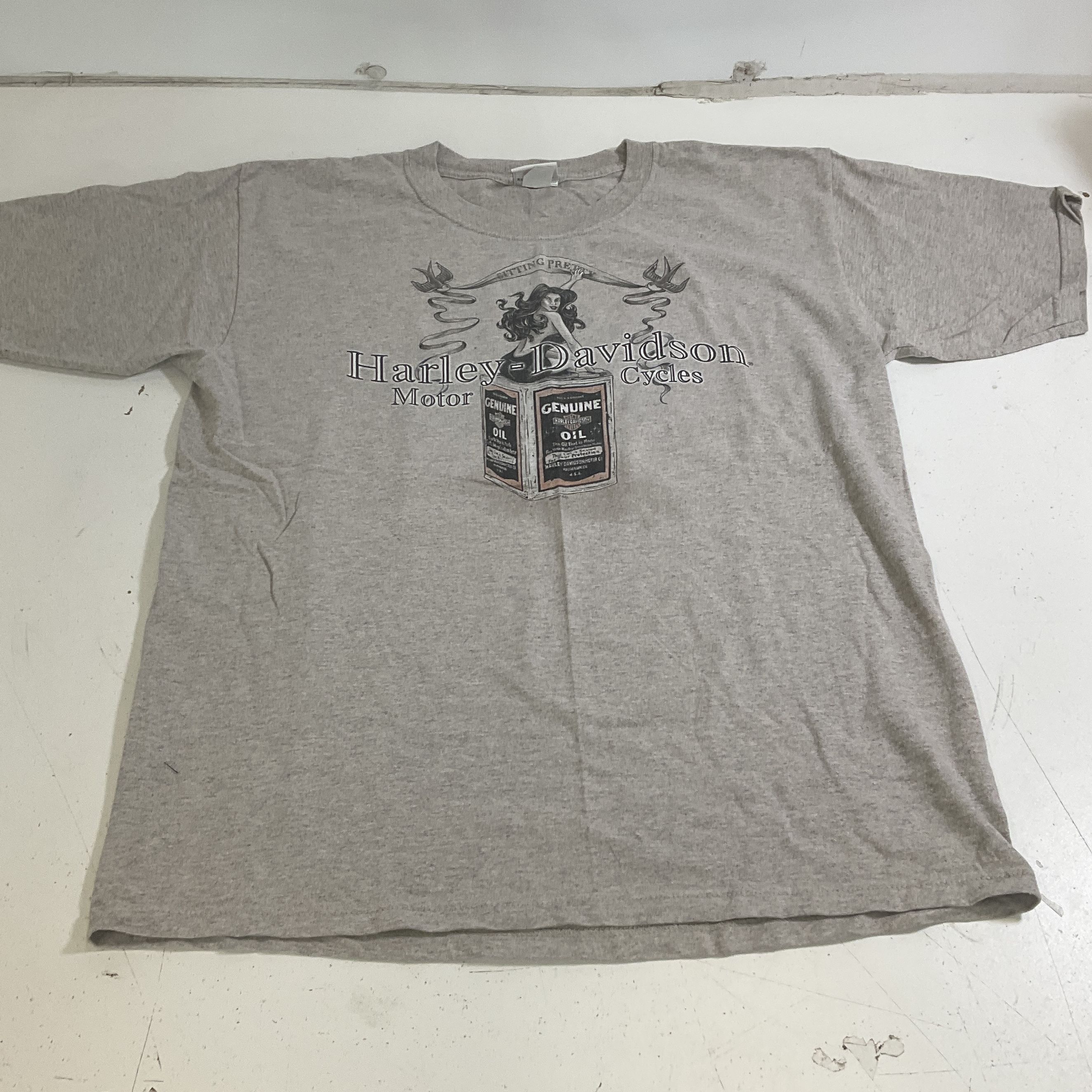 Harley Davidson Gray Sitting Pretty Pin Up Girl Oil Can Graphic T-Shirt Size L