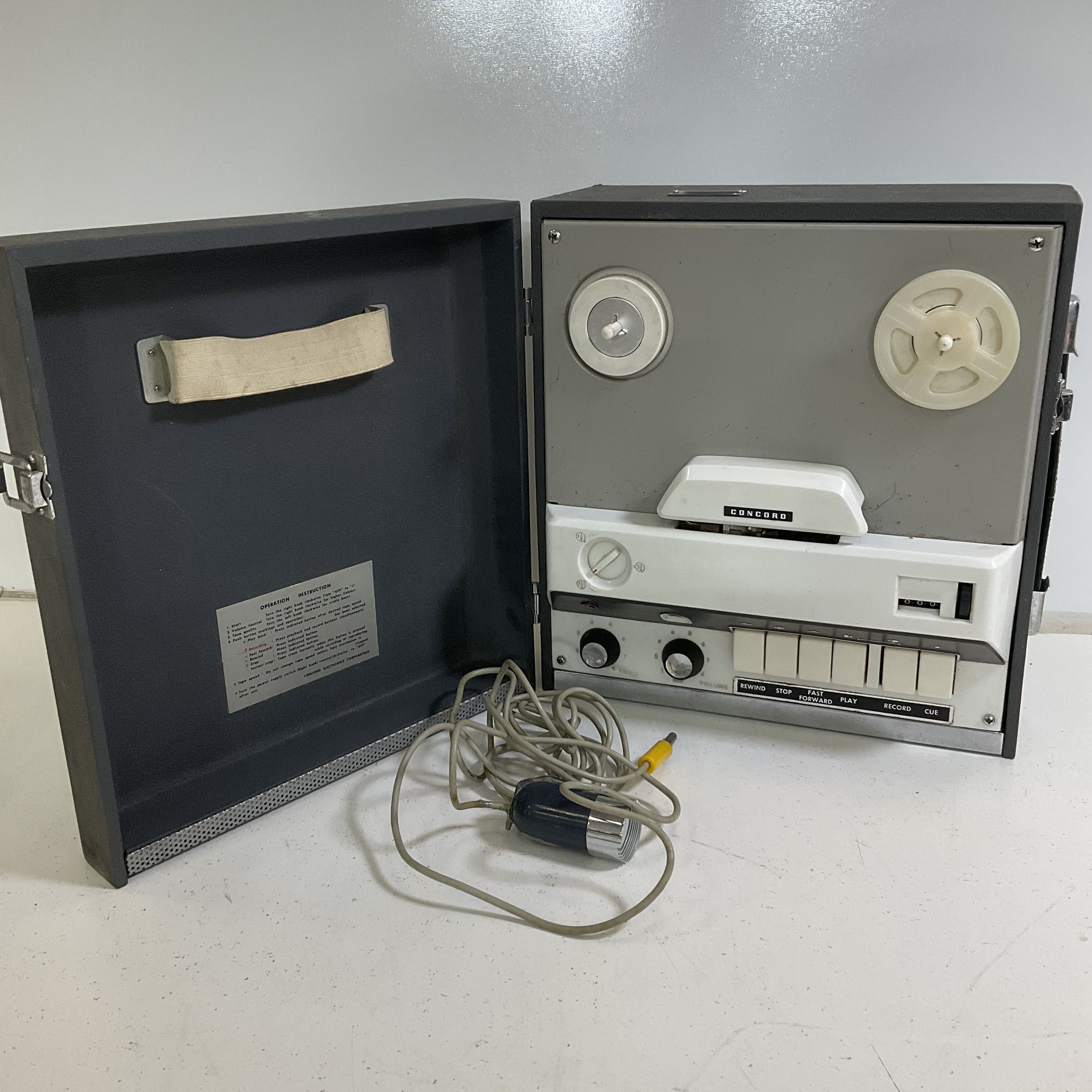 Vintage Concord 220 3 Speed Reel to Reel Tape Recorder w/ Microphone Powers On