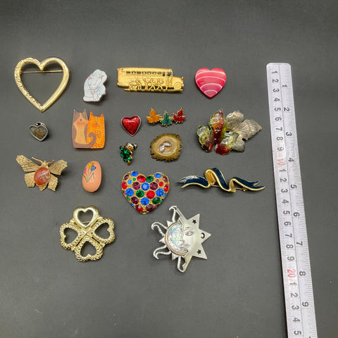 Vintage Costume Jewelry Lot 17 Brooches Pins Hearts Animals Gold Silver Tone