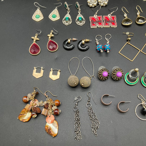 Vintage & Fashion Costume Jewelry Lot 38 Pairs Earrings Hoops Dangles Studs