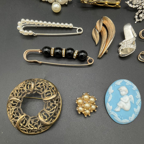 Vintage to Modern Costume Jewelry Brooches & Pins Lot 0.57 lbs Rhinestone Cameo