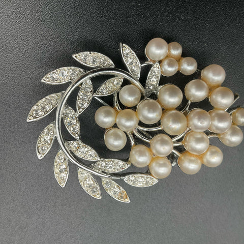 Vintage Lisner Silver Tone Faux Pearl & Rhinestone Floral Wreath Brooch Pin