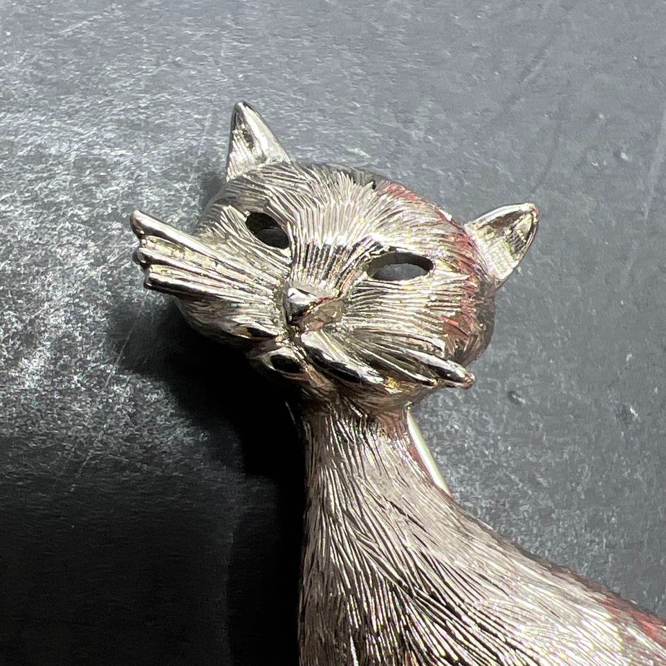 Monet Silver tone Sitting Cat Textured Brooch 13.8g