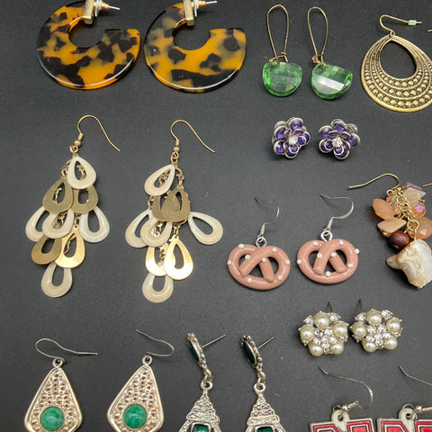 Vintage & Fashion Costume Jewelry Lot 38 Pairs Earrings Hoops Dangles Studs