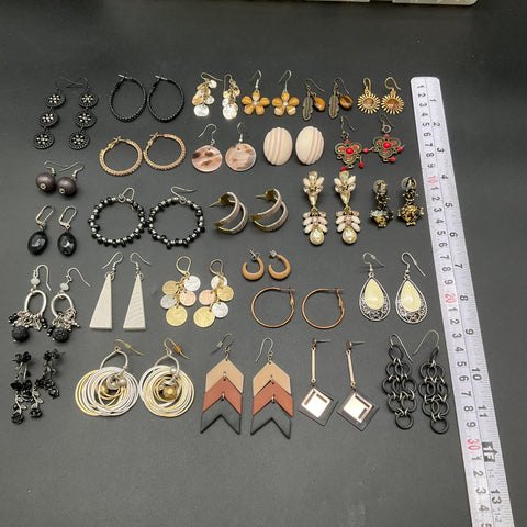 Mixed Costume Jewelry Earring Lot Vintage to Modern Hoop Dangle Beaded 25 Pairs