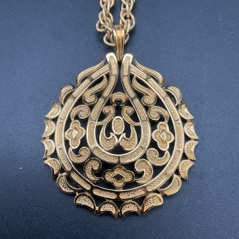 Vintage Crown Trifari Gold Tone Paisley Openwork Pendant Necklace 23"