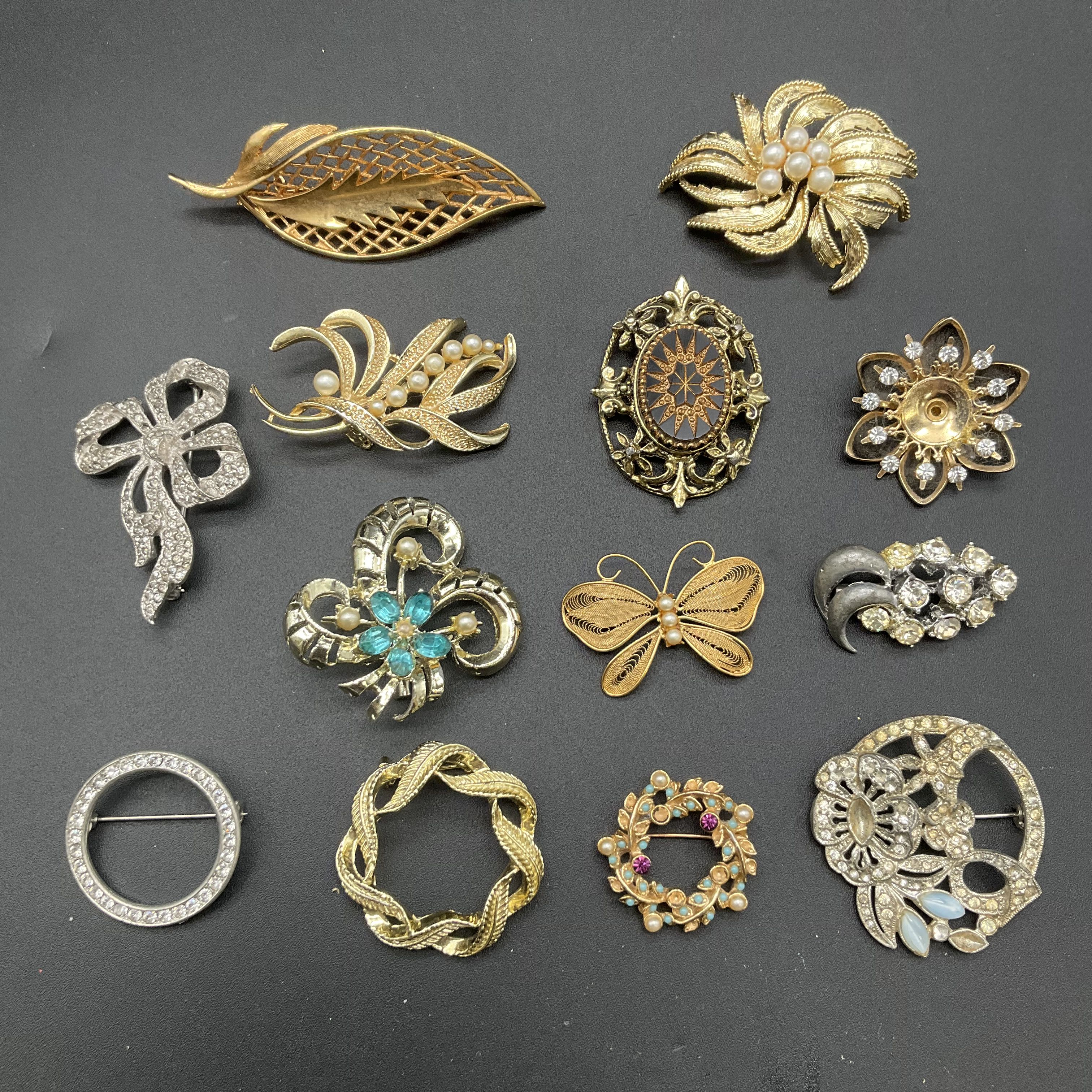 Vintage Brooch Pin Lot of 13 Rhinestone Faux Pearl Gold and Silver  display picture 1