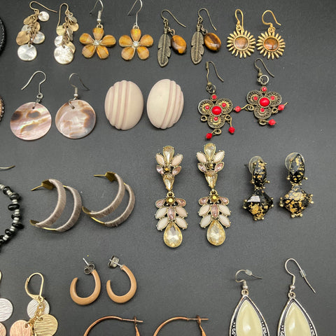 Mixed Costume Jewelry Earring Lot Vintage to Modern Hoop Dangle Beaded 25 Pairs