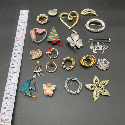 Vintage & Modern Brooch Jewelry Lot of 20 Hearts Holiday Sewing Novelty 208g