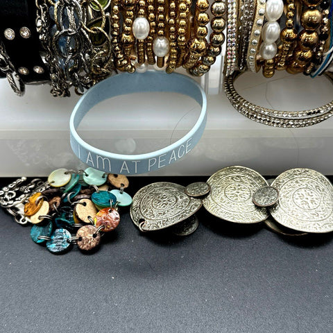 Mixed Fashion Jewelry Lot 30pc Beaded Charm Bracelets Rhinestone Faux Pearl Cuff