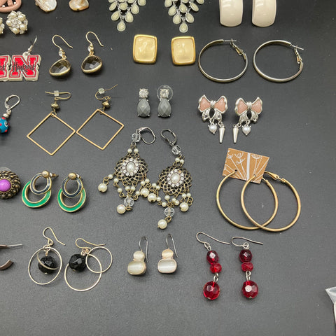 Vintage & Fashion Costume Jewelry Lot 38 Pairs Earrings Hoops Dangles Studs