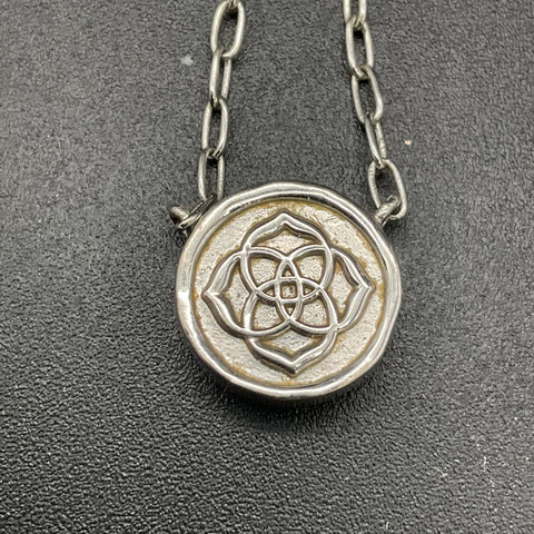 Kendra Scott Silver Tone Medallion Logo Pendant Necklace Black Mother of Pearl
