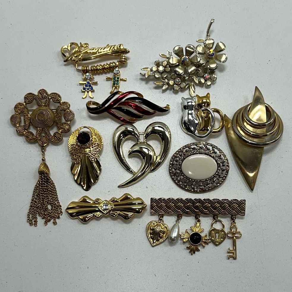 Lot Of Gold Tone Vintage Style Floral Jewelry Pins And Brooches