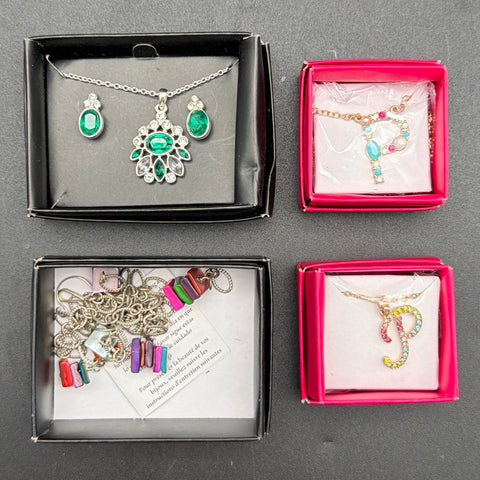 Avon Studio 1866 Signature Collection Jewelry Lot 4 Items Initial P Green Stone
