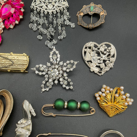 Vintage to Modern Costume Jewelry Brooches & Pins Lot 0.57 lbs Rhinestone Cameo